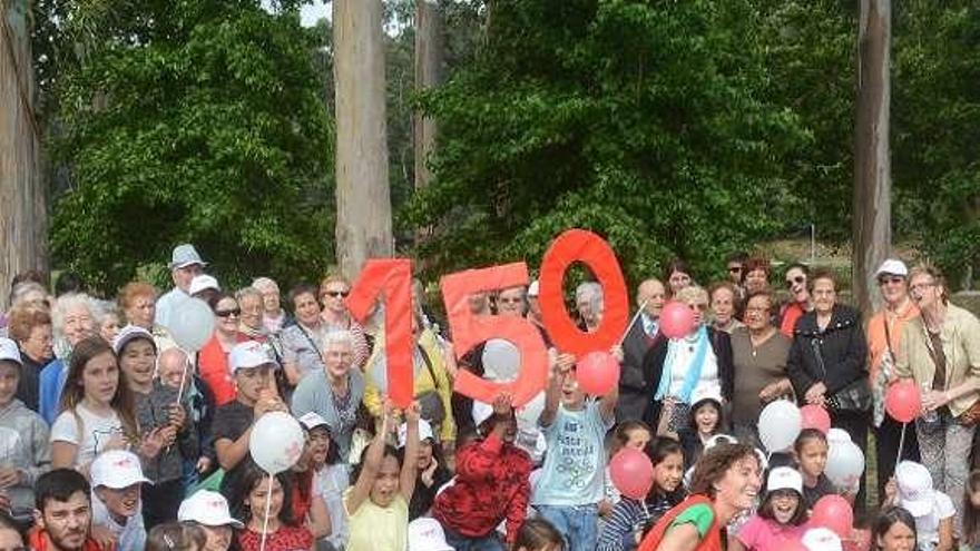 Niños y mayores comparten ocio en la Illa das Esculturas