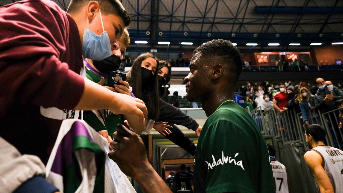 Yannick Nzosa, con la afición verde