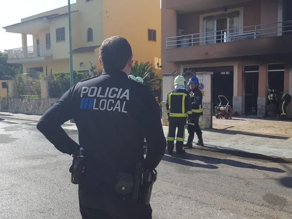 Los bomberos sofocan un gran incendio en un garaje subterráneo de Marratxí