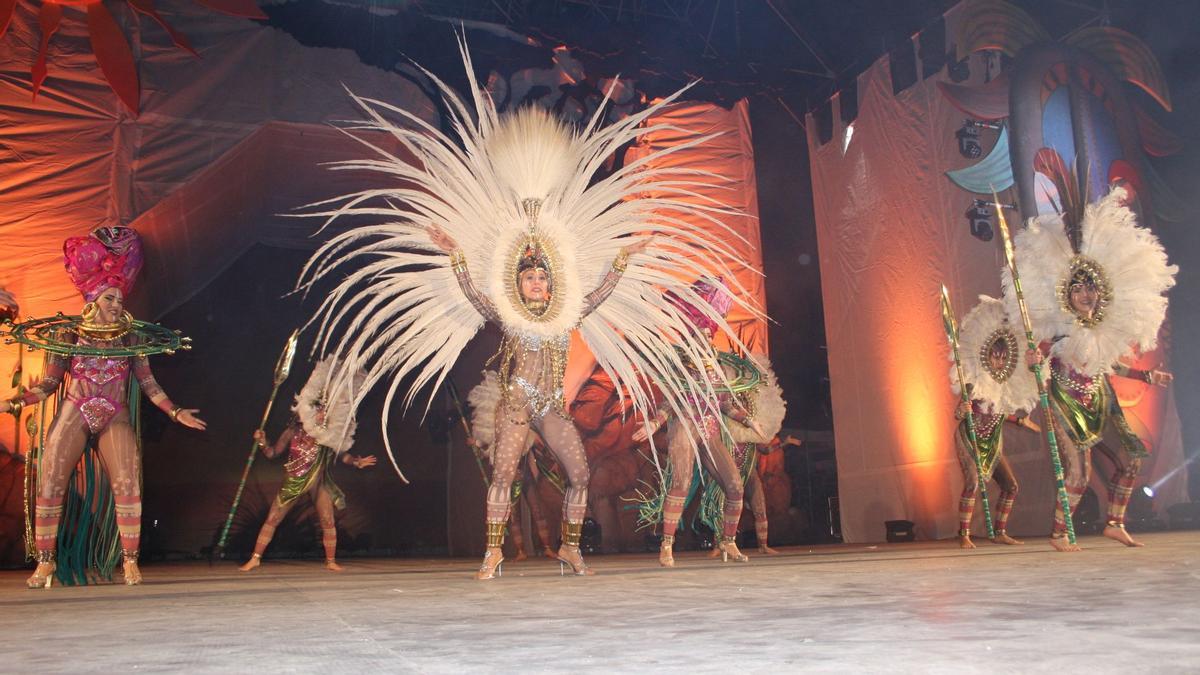 el Carnaval de Torrevieja, estuvo presente en la gran gala de ayer con la especial participación de un grupo de baile denominado “Aquí hay tomate”.