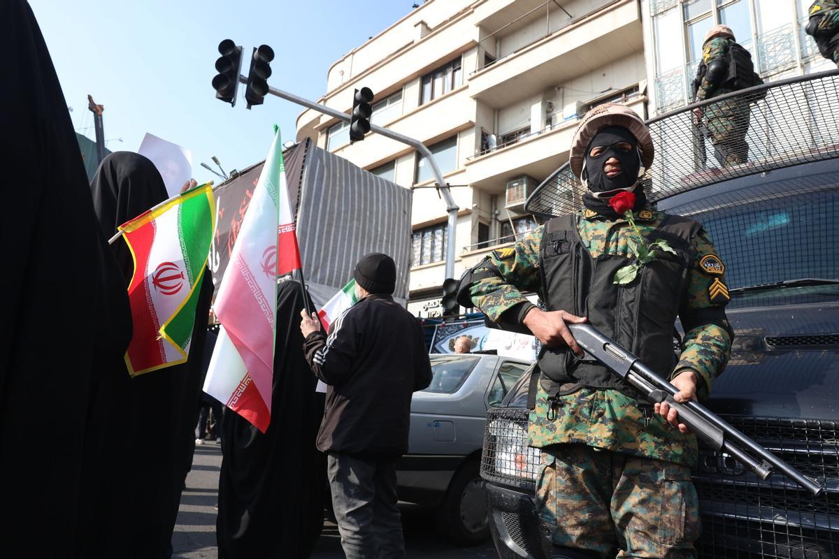 Un policía iraní, en Teherán, durante una marcha de apoyo a Mojtaba Jameneí, este lunes.