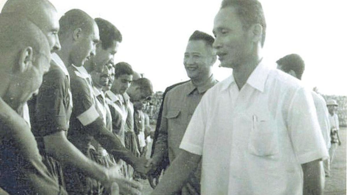 El primer ministre de Vietnam saluda als jugadors algerians abans del partit de 1959 (Nguyen Duc Minch)
