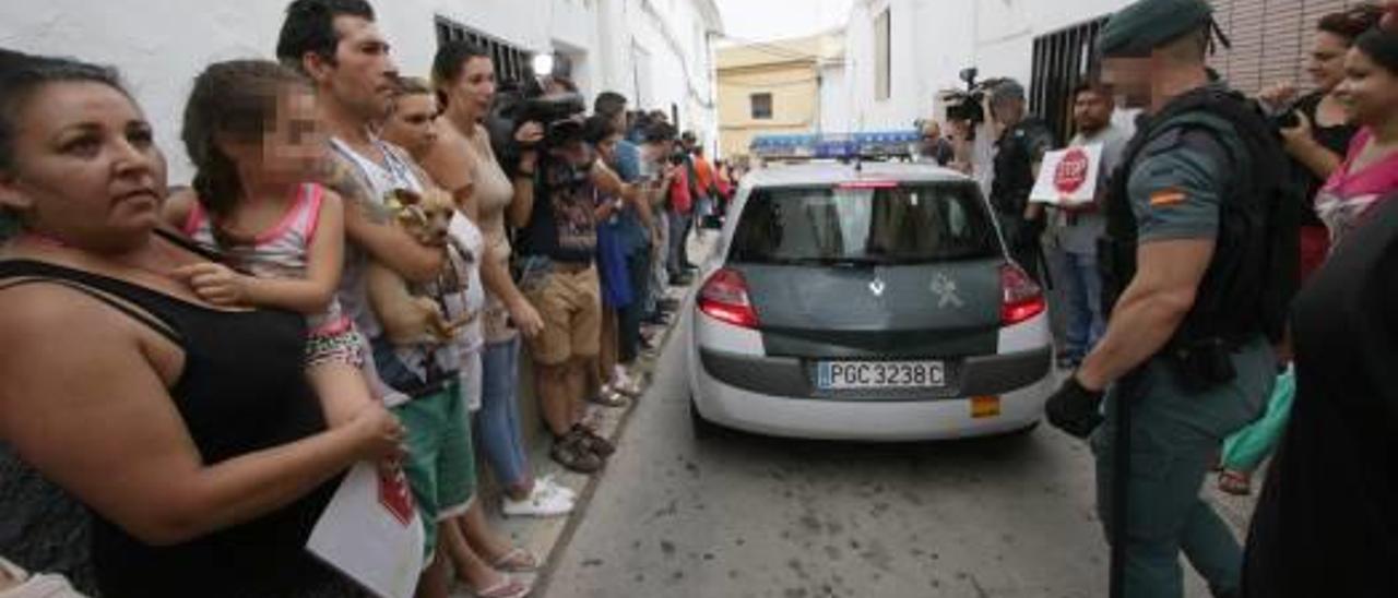 La PAH denuncia que una familia está a punto de perder su casa en Oliva