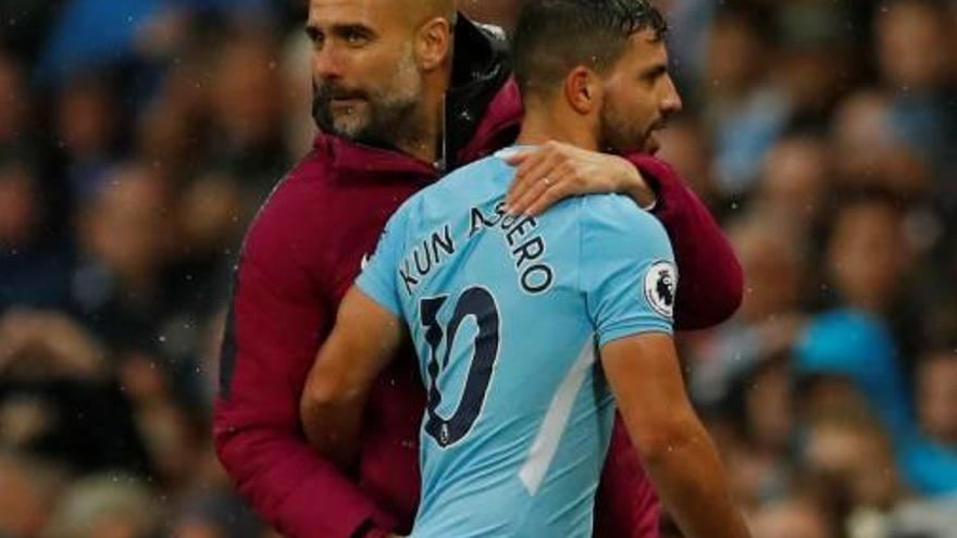 Guardiola abraça Agüero en un dia històric per al davanter argentí