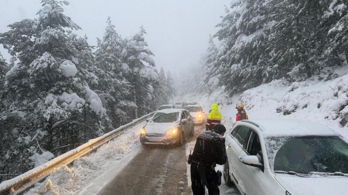 Imatge d'arxiu de conductors circulant per una carretera afectada per la neu
