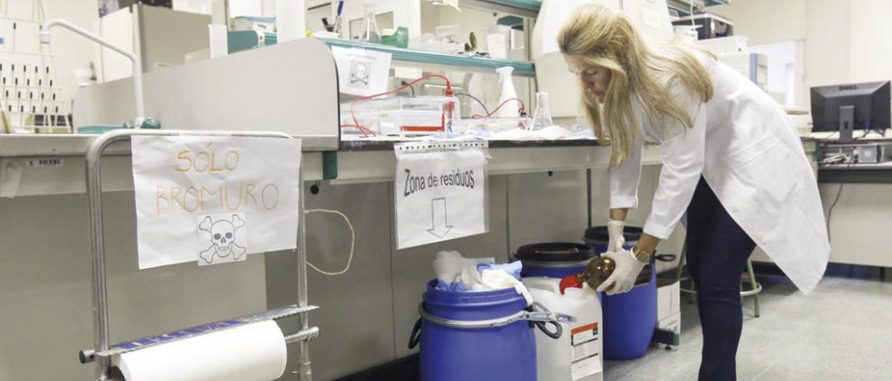 Una investigadora de Biología almacena remanentes en su laboratorio.