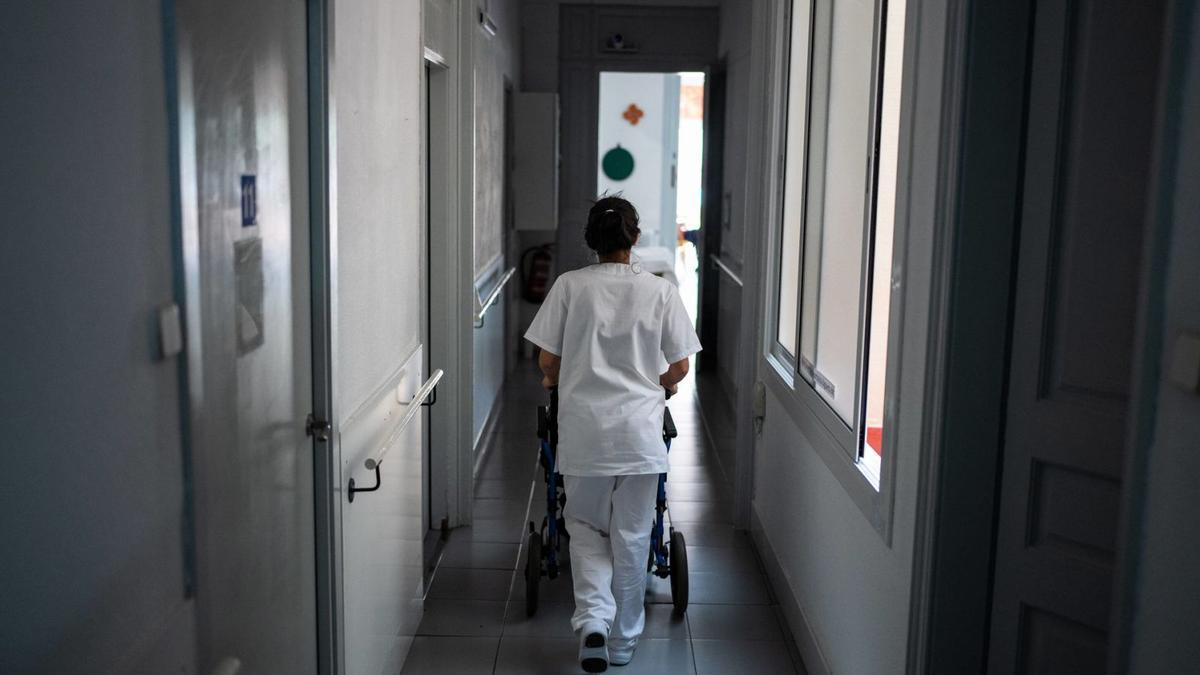 El personal d’un geriàtric atén els residents. | ZOWY VOETEN