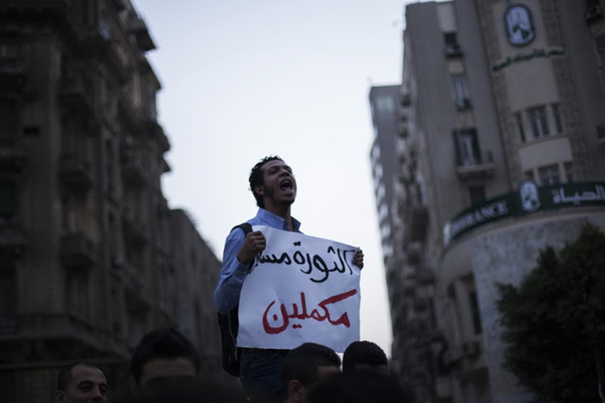 Protestes a Egipte en contra del tancament del programa de l’humorista Bassem Iussef, sota el lema de ’La revolució contínua’.