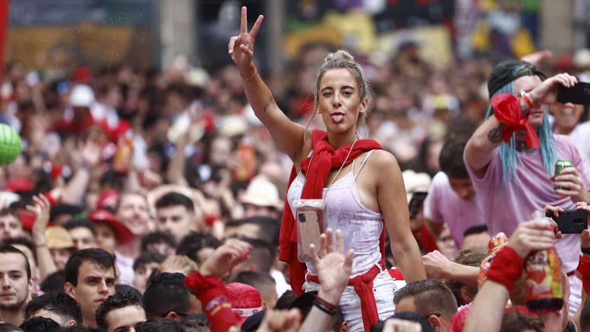  Un grupo de jóvenes disfruta en la Plaza Consistorial de Pamplona este miércoles antes del chupinazo de los Sanfermines 2022. 