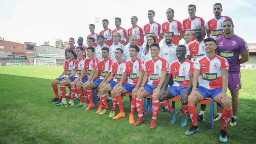 Foto oficial de la plantilla del Arosa para la campaña 18-19. // Iñaki Abella