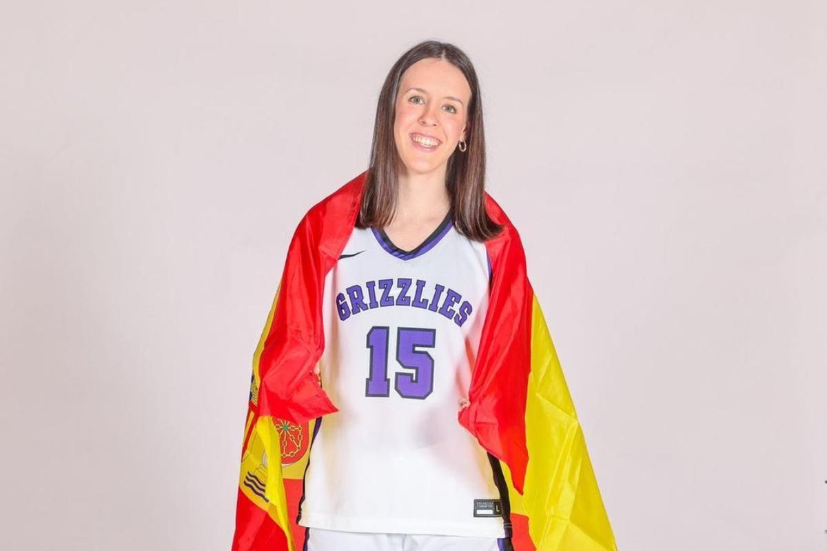 Lucía del Carmen Lara, con la camiseta de los Grizzlies