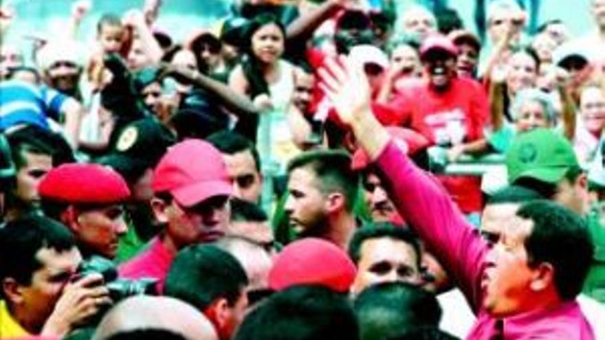 Hugo Chávez acaricia un holgado triunfo para gobernar otros seis años