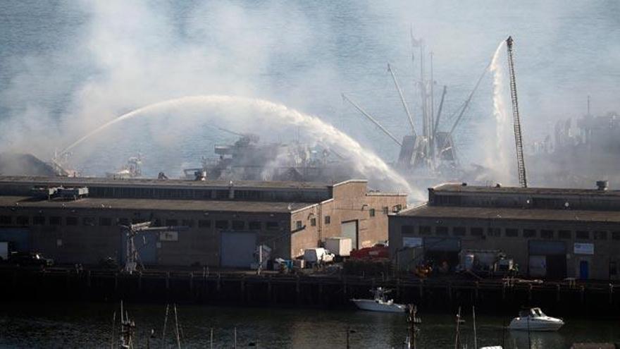 Espectacular incendio en el histórico muelle de pescadores de San Francisco