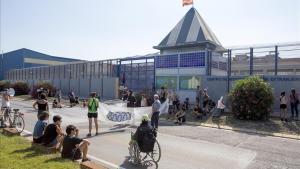 Pequeña concentracion de activistas contrarios a la reabertura del CIE (imagen de archivo).