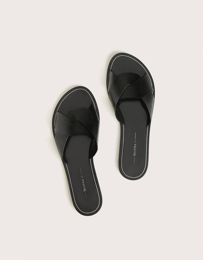 Sandalias planas en color negro de Bershka