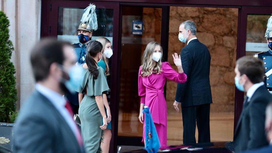 Los Reyes, la Infanta Leonor y la Princesa Sofía, a su llegada al concierto de los Premios Princesa de Asturias