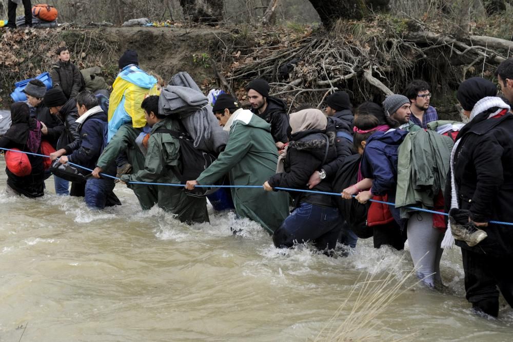 Miles de refugiados cruzan un río para acceder a Macedonia