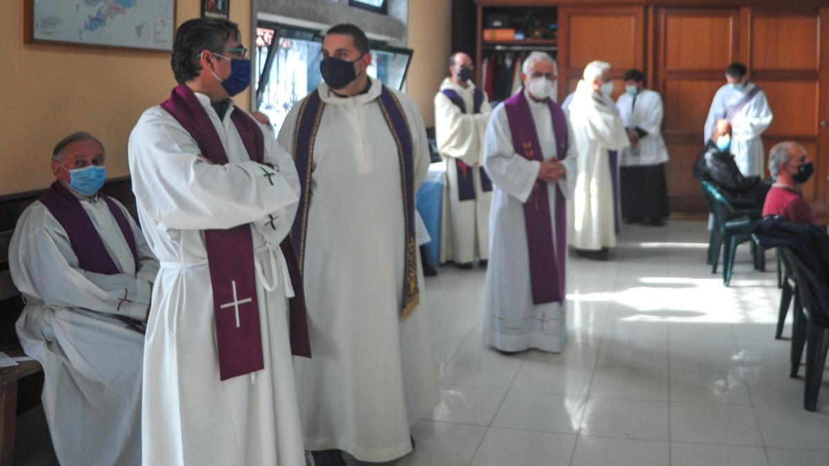 La comunidad eclesiástica se volcó en la despedida al que fue director de Cáritas Interparroquial Arousa.