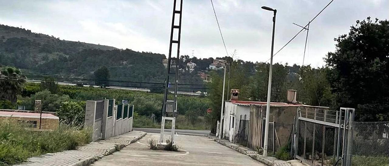 Un poste eléctrico en medio de una calle de Molló, donde la urbanización aún no ha concluido.                 | LEVANTE-EMV