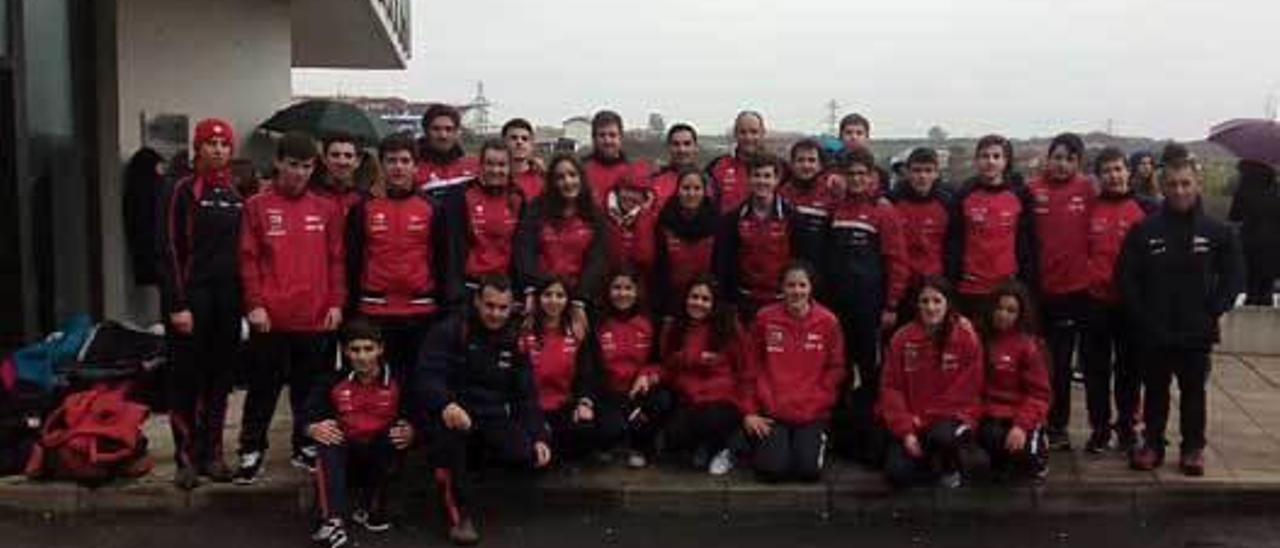 Palistas del Grupo Covadonga participantes en el reciente Campeonato de Asturias.