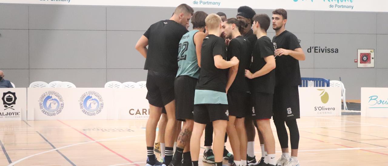 Los jugadores del CB Sant Antoni han festejado su primer triunfo en la LEB Plata.