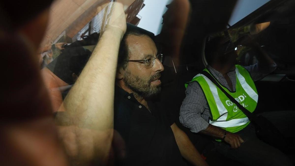 Sandro Rosell, durante su salida de su domicilio de Barcelona en un coche policial.