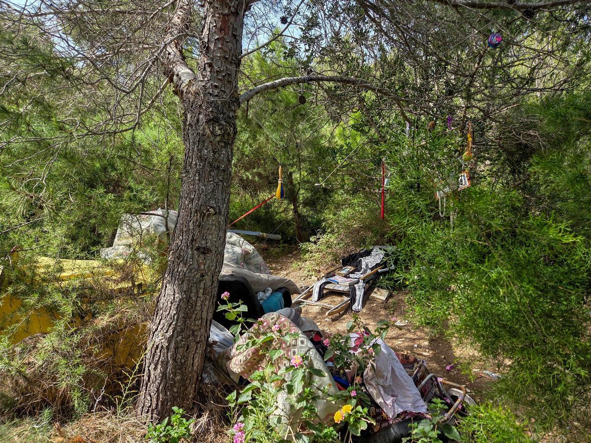 Suciedad acumulada en el monte Benacantil de Alicante.