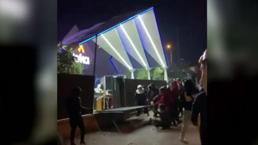 Els Mossos obren una investigació pels «greus aldarulls» a la discoteca Waka i parlen de tres ferits
