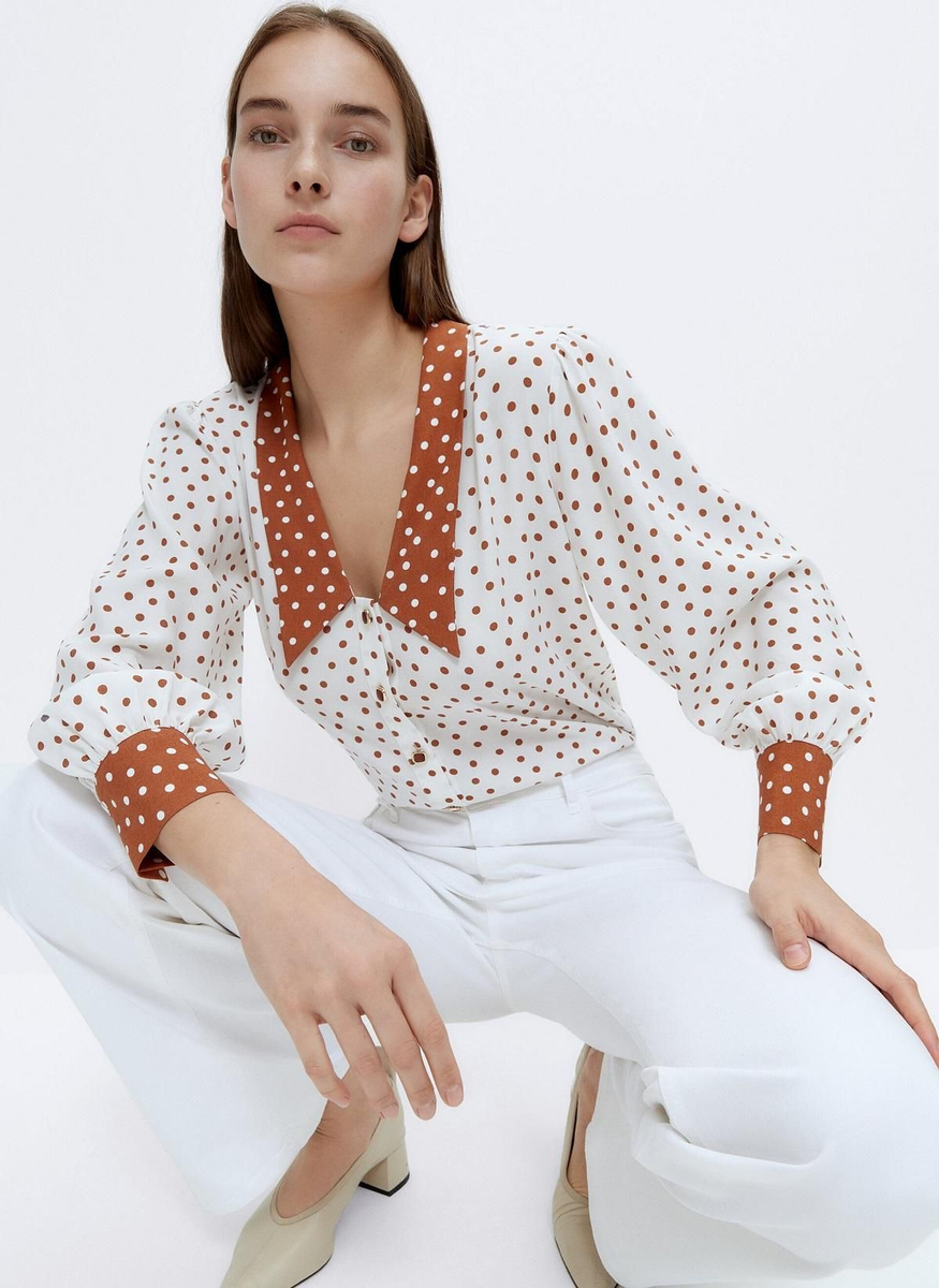 Camisa de lunares con cuello pico y puños a contraste, de Uterqüe