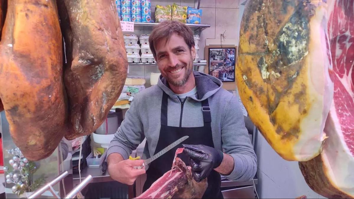Xavi Mas en su puesto de jamón del mercado de Pere Garau.