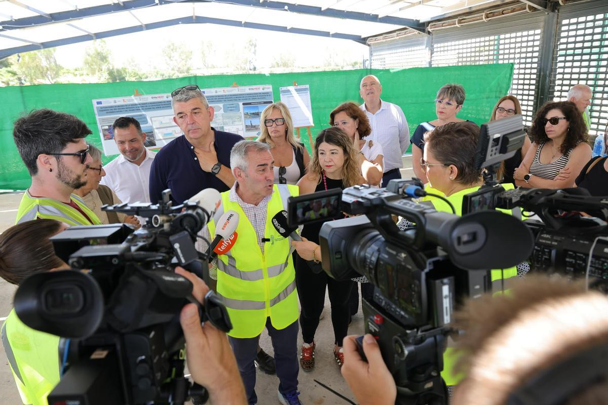 Un momento de la visita a las obras en Guardamar del Segura, Miguel Barrachina