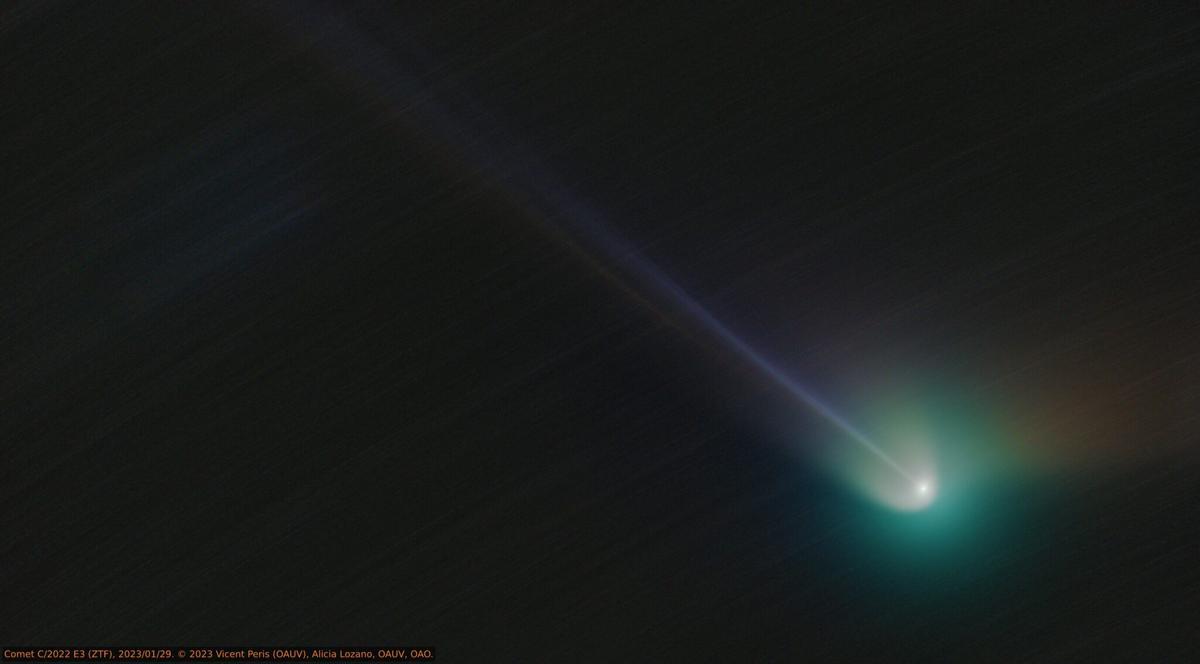 El cometa C/2022 E3 ZTF con una cola anaranjada, captada por los astrónomos Vicent Peris y Alicia Lozano.