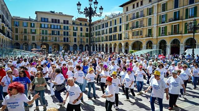 Los asistentes participaron en actividades al aire libre que incluyeron exhibiciones de baile. | CORT