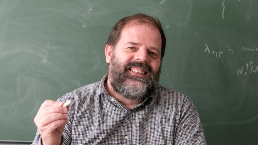José María Almira: «La estructura matemática tras las redes sociales es sencilla»