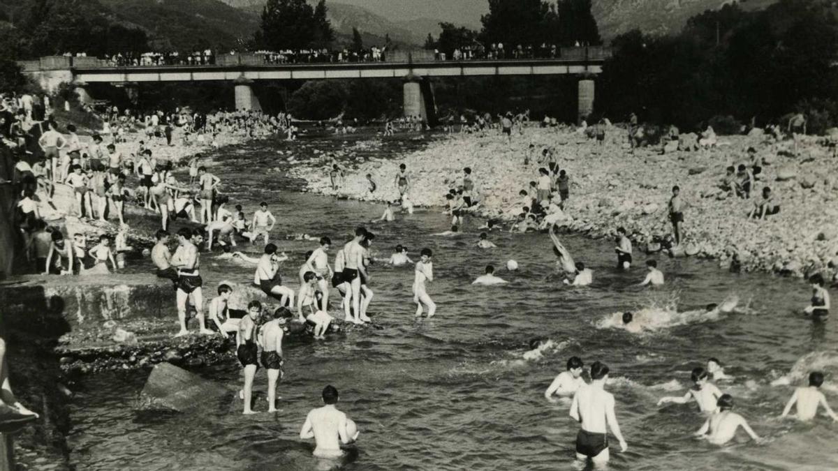 Bañistas en la playa fluvial de La Chalana en los años sesenta del siglo pasado. 