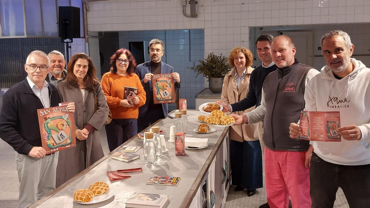 Asturias repite el combo de rosca y libro para celebrar San Xurde el 23 de abril: "Hay que consolidar esta tradición"
