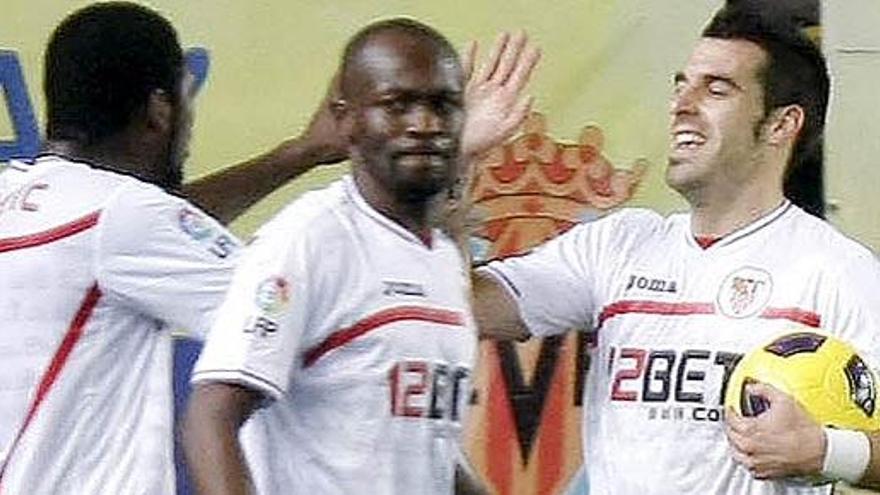 Negredo, Zokora y Romaric celebran uno de los goles del Sevilla