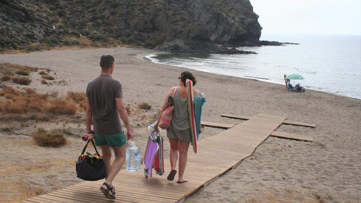 Una familia se dirige a la playa de la Cala de Calnegre.