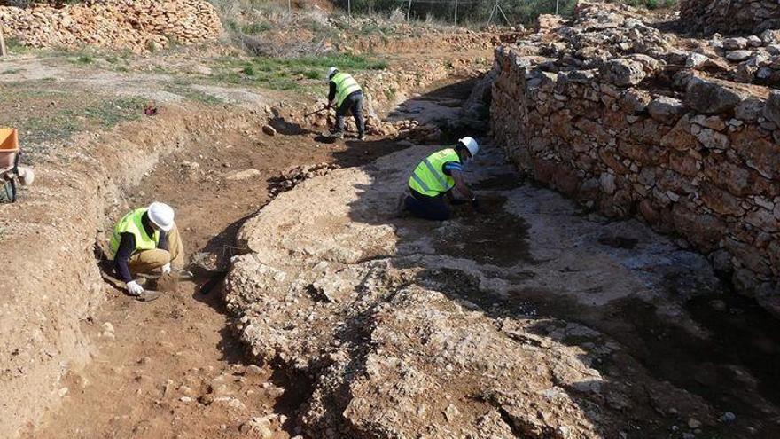 La excavación en el Torrelló de Almassora alumbra un foso ampliado hacia el Millars