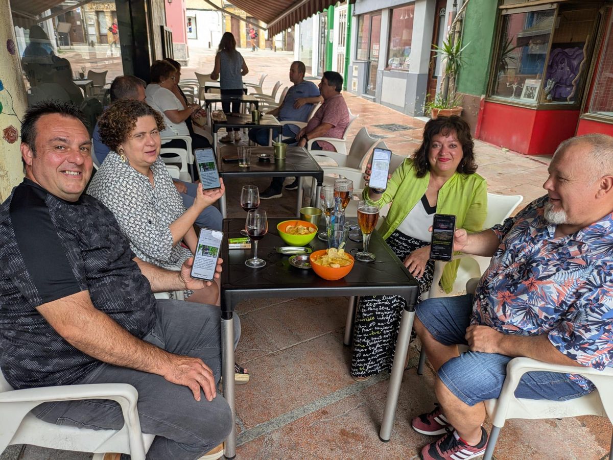 Emma Moreira, Ovidio Llaneza, Mónica Martínez y Noel García muestran el móvil con la edición digital