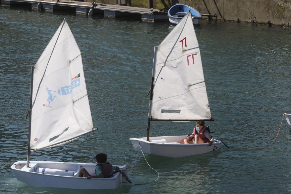 Nueva normalidad en las escuelas de vela de Gijón