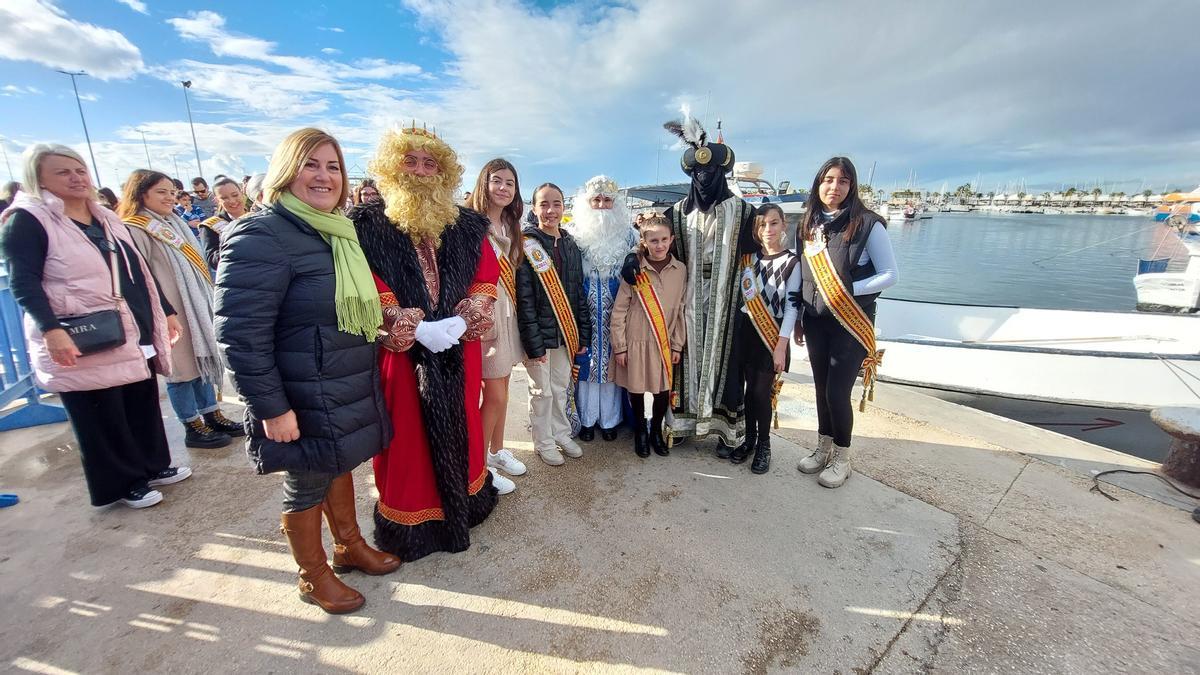 Miembros del equipo de gobierno con Sus Majestades de Oriente y las reinas y damas de las fiestas de Santa Pola