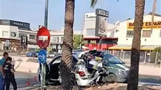 Un coche de la Policía Local termina estrellado tras perseguir a otro que se dio a la fuga en Orihuela Costa
