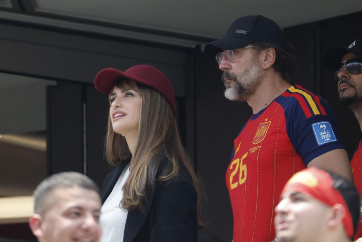 La actriz española Penélope Cruz (i) y el actor español Javier Bardem asisten este viernes, a un partido de cuartos de final del Mundial de la FIFA 2026 entre España y Bélgica en el estadio SoFi en Los Ángeles (Estados Unidos). EFE/ Lavandeira Jr