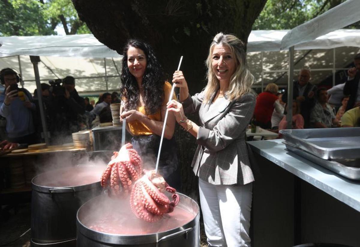 Yolanda Díaz en una pulpería en Santiago con María Rozas. 18 mayo 2023. Elecciones municipales. Xoán Álvarez