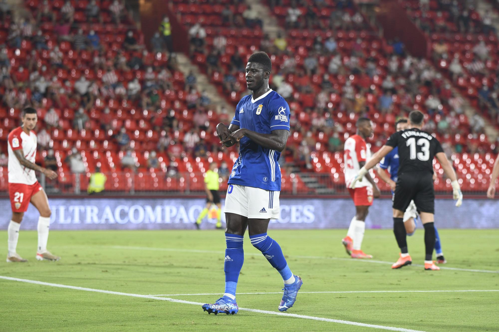 El partido entre el Almería y el Real Oviedo, en imágenes