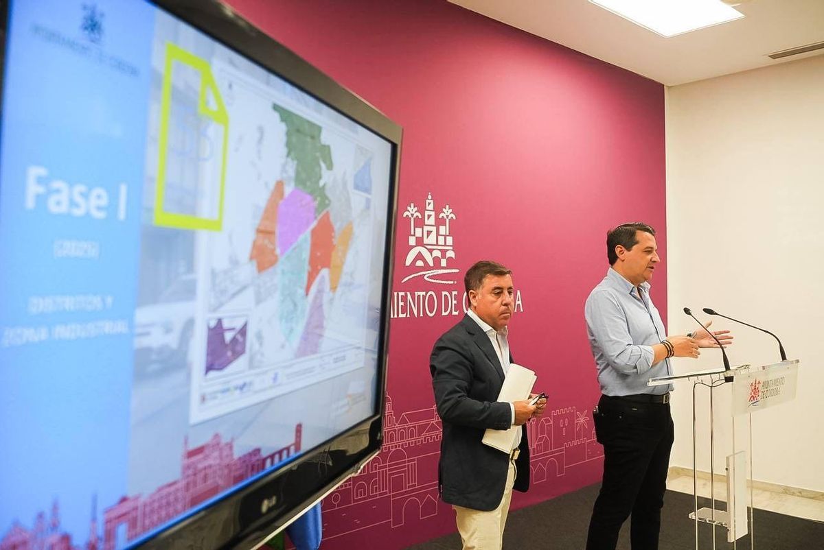 El delegado de Infraestructuras, Miguel Ruiz Madruga, y el alcalde, José María Bellido, presentan el plan asfalto.