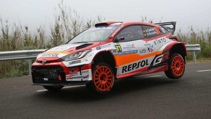 Arriba, Alejandro Cachón «vuela» con su GR Rally2 en un tramo del Rally Islas Canarias. A la izquierda, Diego Ruiloba aborda un cruce con el Citroën C3 Rally2. | EDU VIEIRA / MOTORACTUALIDAD.ES
