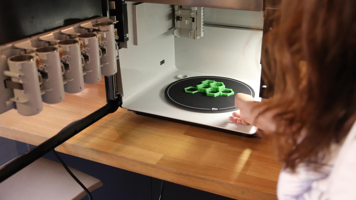 Una dona obrint l&#039;impressora 3D de menjar desenvolupada per la catalana Natural Machines.