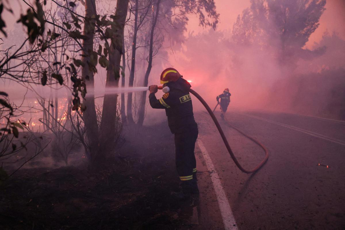 Dos grandes incencios cerca de Atenas obligan a evacuar a miles de personas